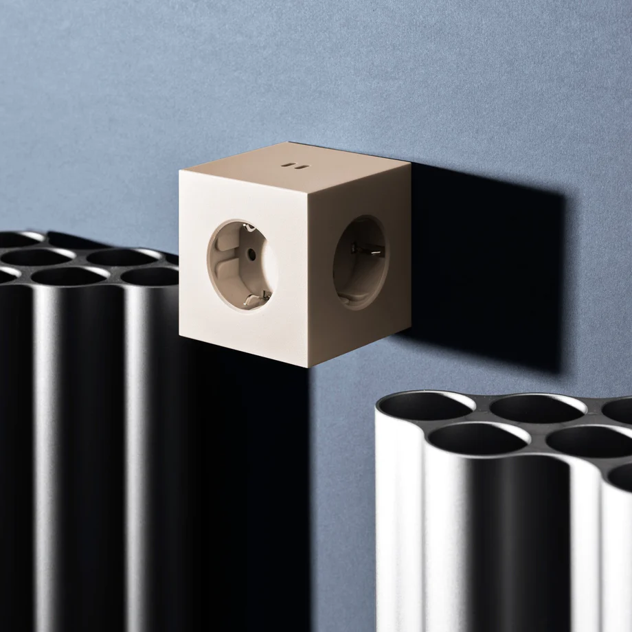Square 2 Socket extender with 30W Dual USBC Sable De Avolt - Rallonge de prise d'Avolt au design &eacute;l&eacute;gant avec un cube en plastique recycl&eacute; et une plaque magn&eacute;tique sur le fond pour l'accrocher au mur.