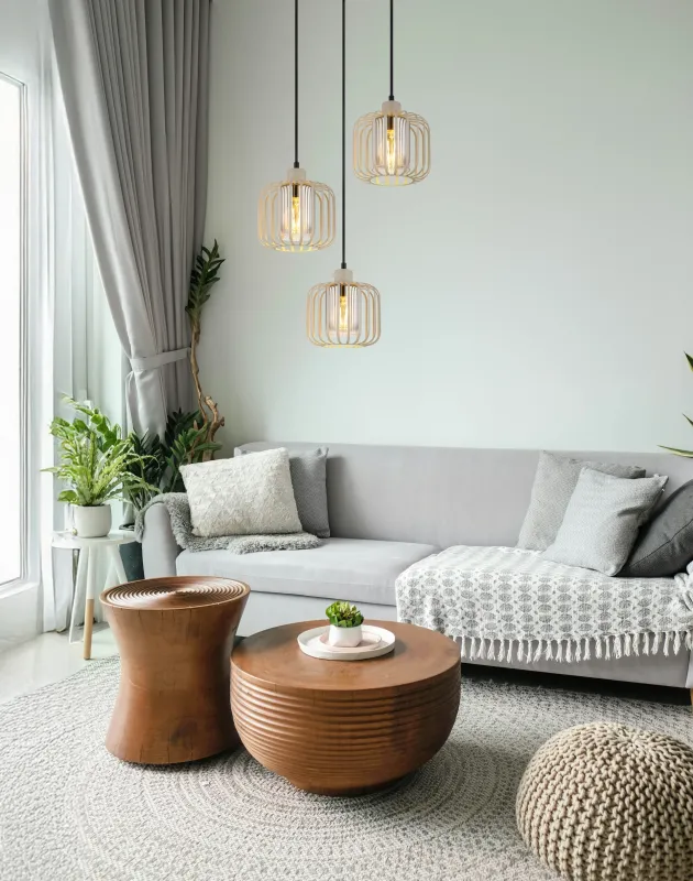 Alfred Ø44 Sable suspension De Globo Lighting - Den &auml;r tillverkad av sandf&auml;rgad matt metall och har mjukt rundade metalln&auml;tssk&auml;rmar med en inre glascylinder, som skapar ett elegant och luftigt uttryck.