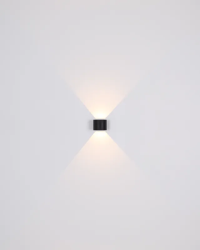 Veronika Noir lampe d’extérieur De Globo Lighting - Med sin halvcirkelformade design i matt svart pressgjuten&nbsp;aluminium ger den ett elegant intryck samtidigt som den &auml;r v&auml;dert&aring;lig.