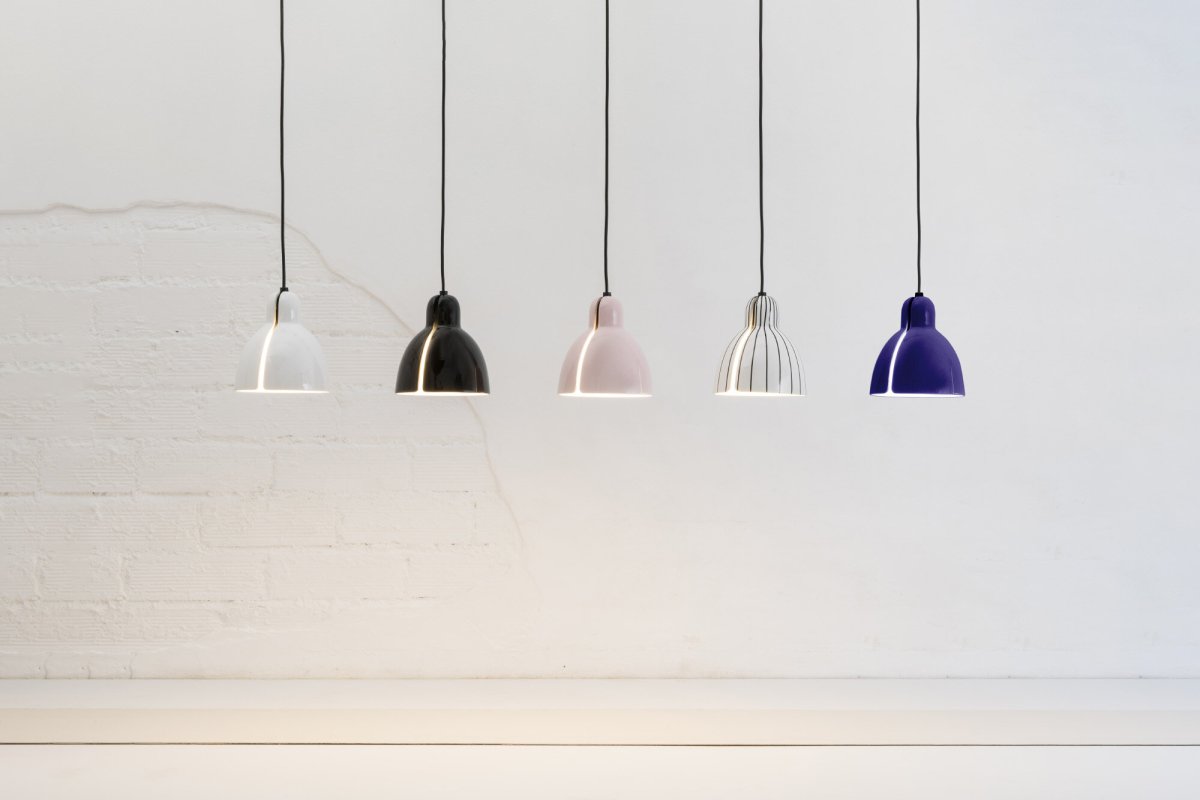 Venice Ø16 Bleu suspension De Faro Barcelona - L'abat-jour en c&eacute;ramique bleue est fabriqu&eacute; &agrave; la main dans un atelier barcelonais et s'int&egrave;gre parfaitement &agrave; la douille&nbsp;; il suffit de l'installer vous-m&ecirc;me&nbsp;!