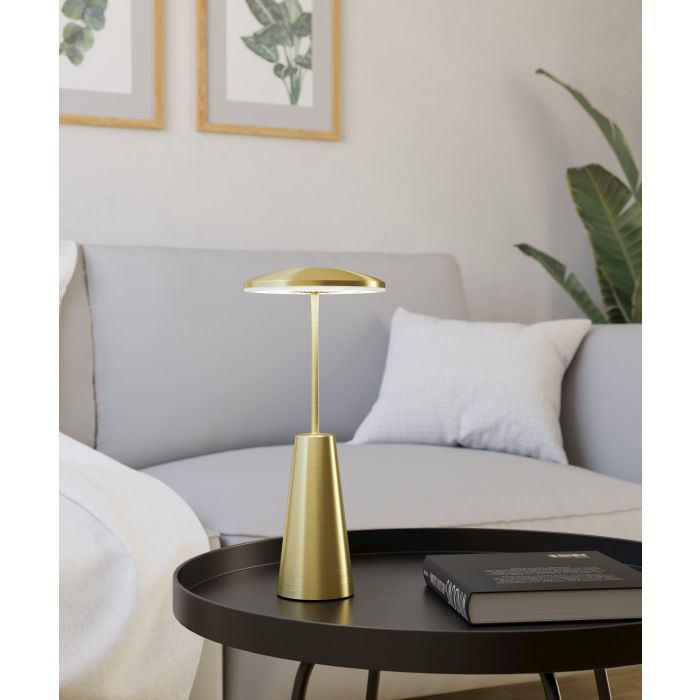 Piccola 28cm Laiton brossé portable De Eglo - Piccola est une élégante lampe de table LED avec une finition en laiton brossé et un boîtier en acier robuste.
