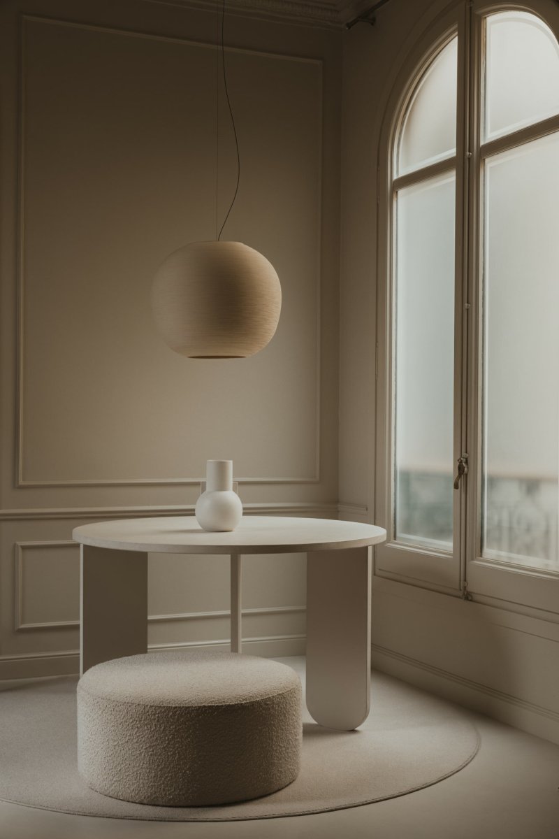 Tierra Ø50 Beige suspension De Faro Barcelona - L'abat-jour est fabriqu&eacute; en PLA et en cellulose de pin recycl&eacute;e, ce qui lui conf&egrave;re une texture vibrante et une touche artisanale.