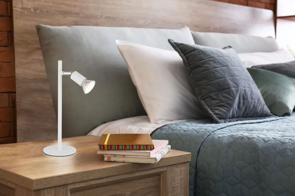 Matrix 30cm Blanc lampe de bureau De Globo Lighting - Den runda basen och det raka metallr&ouml;ret i mattvitt ger ett modernt och elegant uttryck.