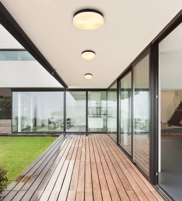 Vranos 30cm Noir De Globo Lighting - Lampan &auml;r tillverkad i aluminium och glas, vilket ger ett tidl&ouml;st och sofistikerat uttryck.