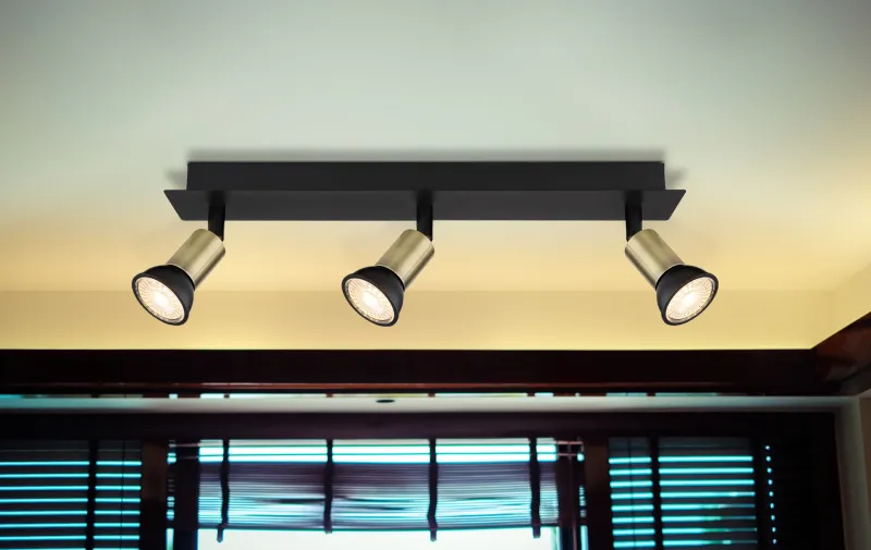 Drew 3 Or spot De Globo Lighting - Drew &auml;r en stilren takspotlight som imponerar med sin design i mattsvart och guld.