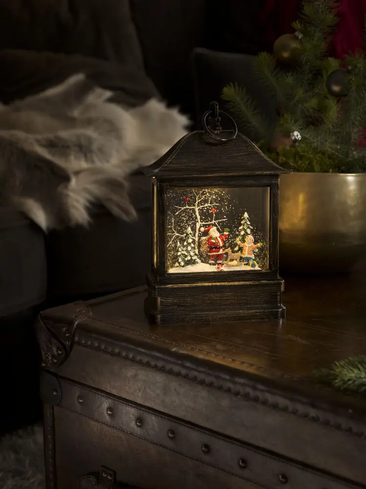 Lanterne Remplie D’eau Avec Père Noël Brun De Konstsmide - Avec une couleur de lumi&egrave;re de 3000 K, une lueur blanche chaude est cr&eacute;&eacute;e tandis que des paillettes tourbillonnent sur la sc&egrave;ne.