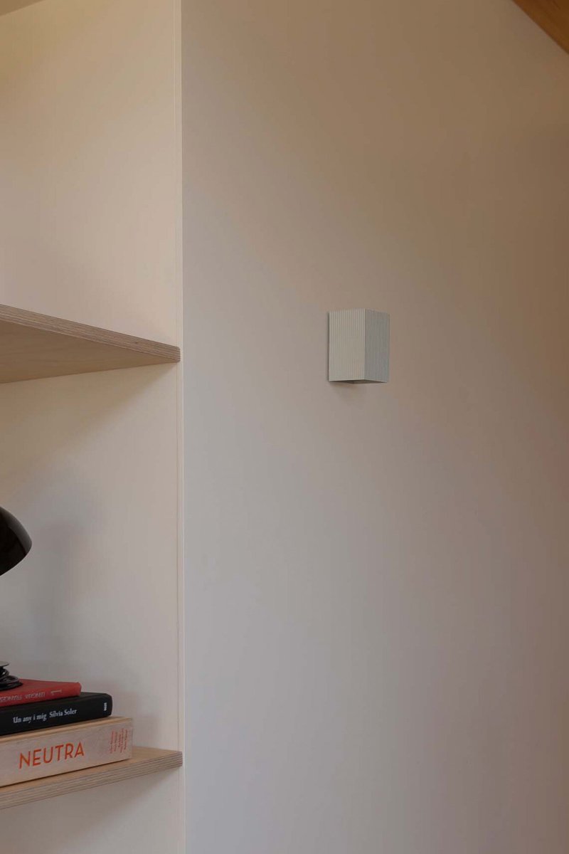 Lune 10cm Blanc applique murale De Faro Barcelona - Son design compact allie un &eacute;clairage fonctionnel et efficace &agrave; une esth&eacute;tique &eacute;pur&eacute;e et moderne.