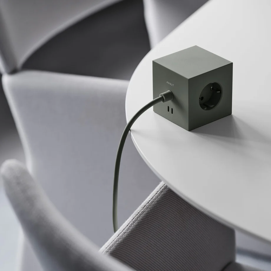 Square 1 with 30W Dual USBC & Magnetic base, 3m Vert De Avolt - Multiprise au design &eacute;l&eacute;gant d'Avolt avec un long c&acirc;ble en PVC, un cube en plastique recycl&eacute; et une plaque magn&eacute;tique sur le fond pour l'accrocher au mur.