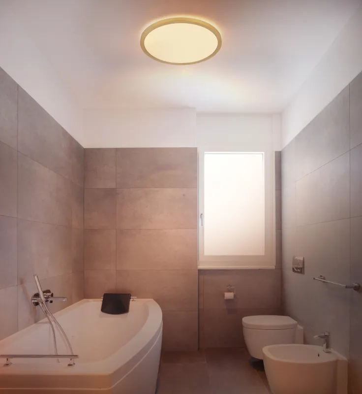 Sapana Ø30 Laiton lampe de salle de bain De Globo Lighting - Lampan &auml;r tillverkad av matt m&auml;ssingsf&auml;rgad och vit plast, vilket ger ett mjukt och bl&auml;ndfritt ljus.