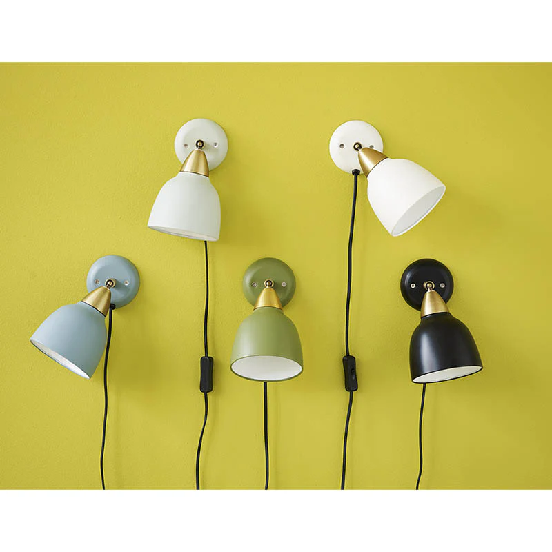 Urban Short Vert olive lampe de lecture De Superliving - L'abat-jour peut être tourné à 345° pour une flexibilité maximale et une lumière parfaite là où vous en avez besoin.