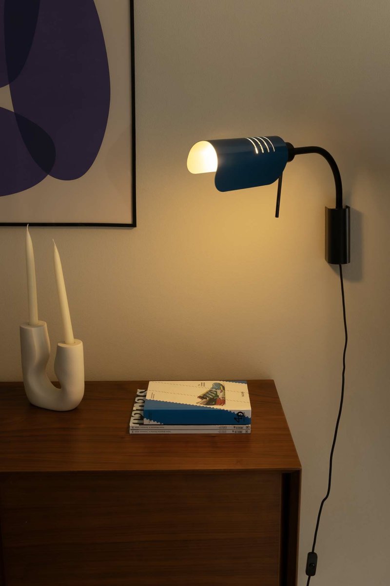 Martinica 47cm Bleu lampe de lecture De Faro Barcelona - Dot&eacute;e d'une douille E27 et d'une fonctionnalit&eacute; polyvalente, Martinica est un ajout pratique et d&eacute;coratif &agrave; votre chambre, salon ou espace de travail.