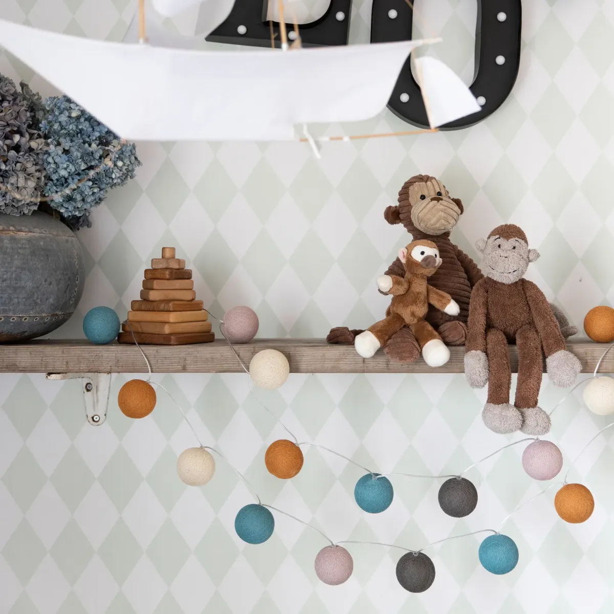 Irislights New Day 20-lights Multicolore De Irislights - Elles peuvent &eacute;galement servir de d&eacute;coration de table chaleureuse, par exemple en les associant &agrave; de petits vases de fleurs ou autres objets similaires.