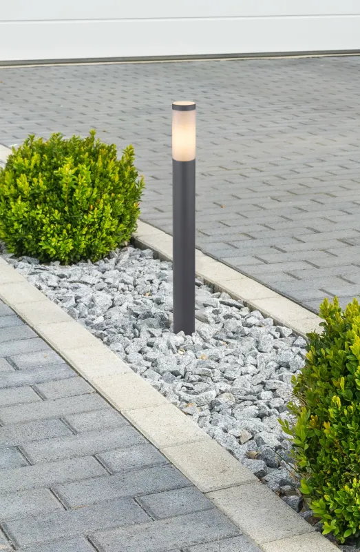 Boston 80cm Anthracite bornes De Globo Lighting - Tillverkad i rostfritt st&aring;l med en opalvit plastsk&auml;rm ger den ett mjukt och behagligt ljus.