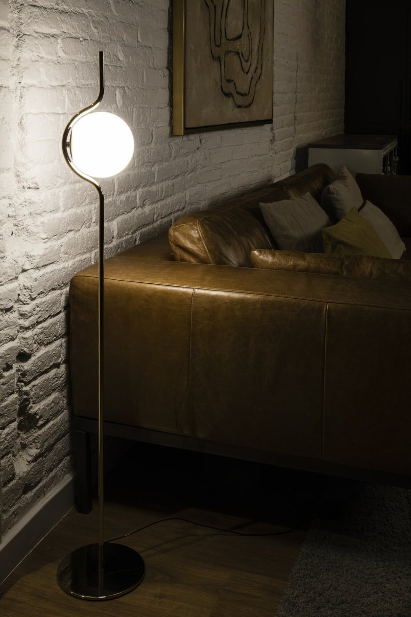 Le Vita Or lampadaire De Faro Barcelona - Le Vita est parfait pour cr&eacute;er un &eacute;clairage d'ambiance dans toutes les pi&egrave;ces de la maison, du salon &agrave; la chambre.