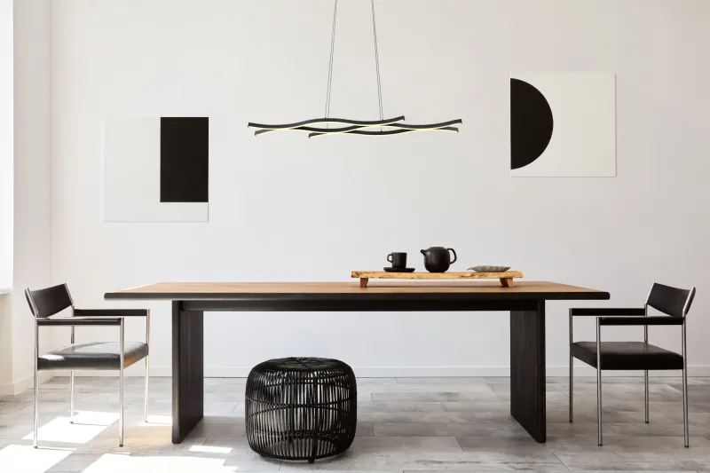 Geronimo 108cm Noir suspension De Globo Lighting - Lampan &auml;r tillverkad av metall, aluminium och har en opalf&auml;rgad plastsk&auml;rm som ger en stilren och harmonisk estetik.