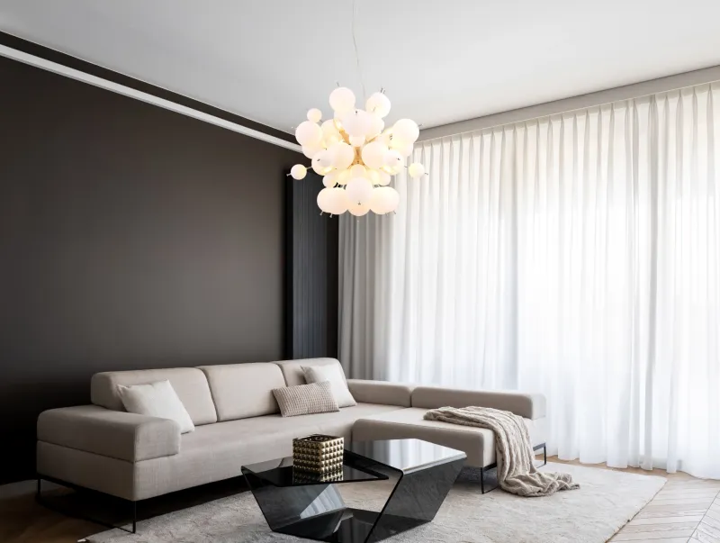 Udo Ø55 Blanc suspension De Globo Lighting - Dess unika design imponerar med en rund form d&auml;r eleganta metallst&auml;nger sammanl&auml;nkas med dekorativa kulor i olika storlekar.