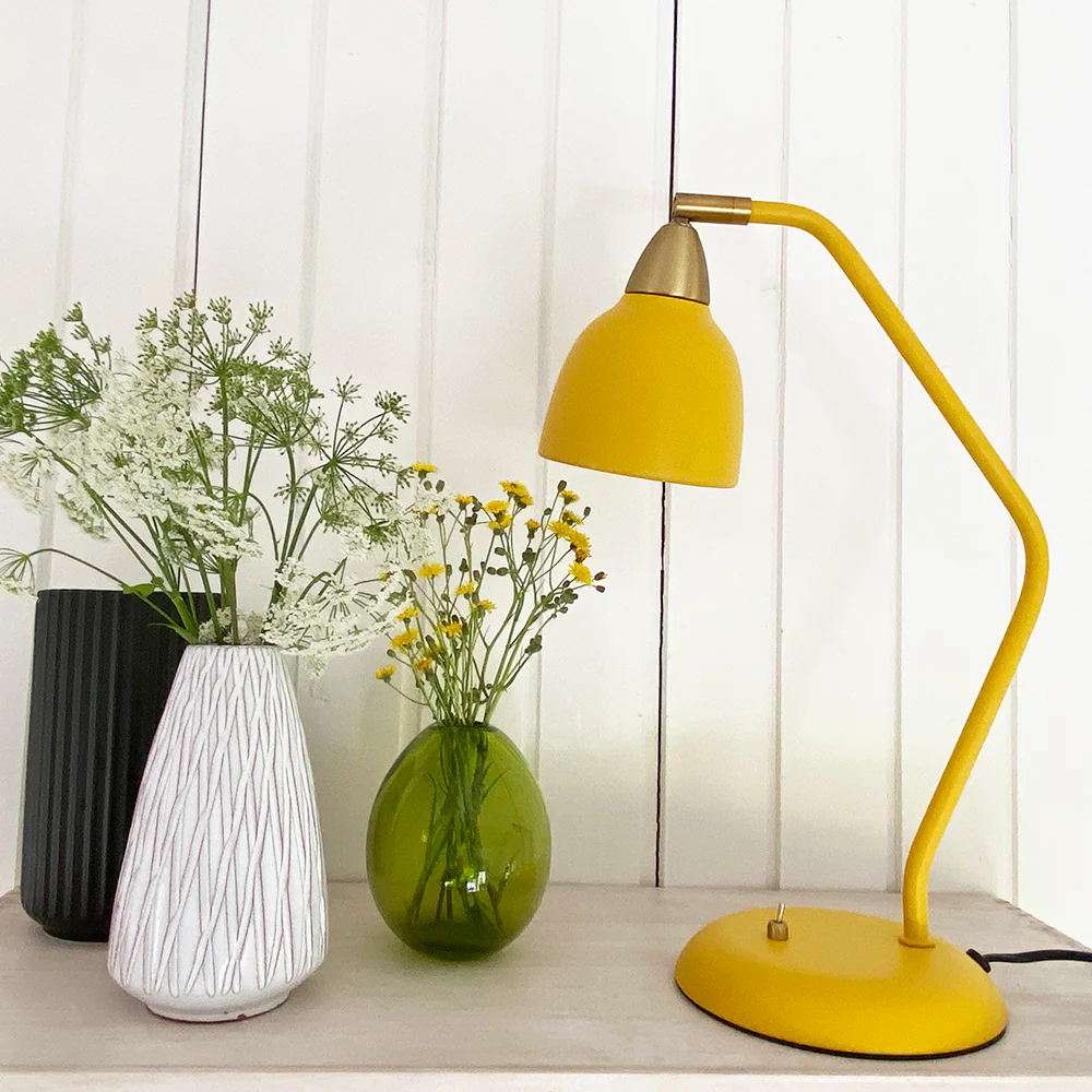Urban 45cm Jaune lampe de bureau De Superliving - Am&eacute;liorez votre espace de travail avec la lampe de bureau Urban dans une &eacute;l&eacute;gante finition jaune mat avec des d&eacute;tails en laiton.