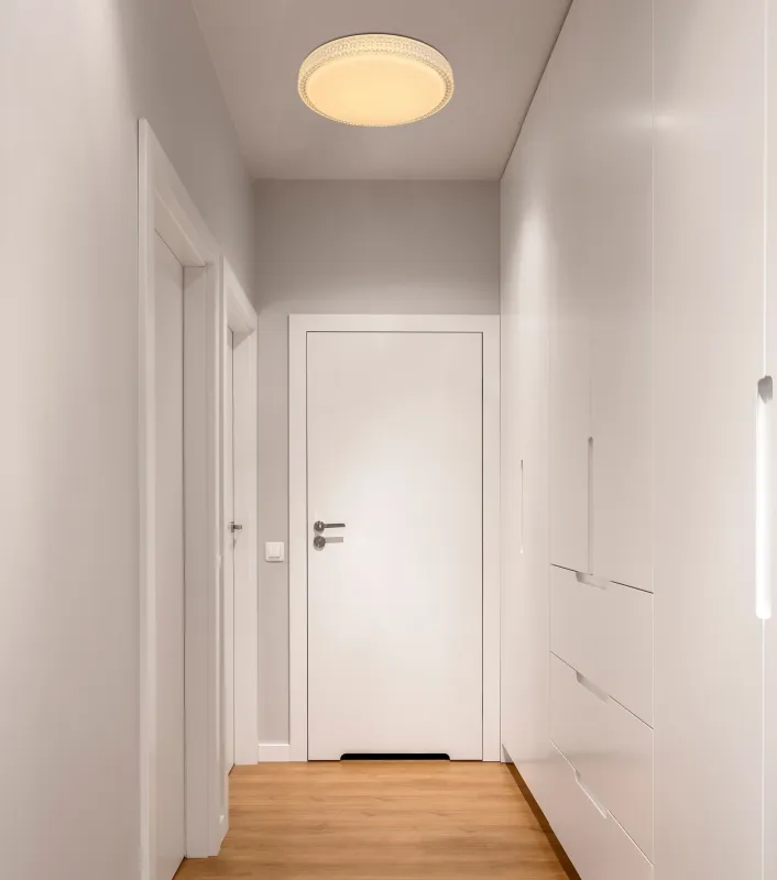 Ovi Ø40 Blanc plafonnier De Globo Lighting - Kombinationen av vit metall, glittrande dekordetaljer och klara plastkristaller g&ouml;r den till en riktig blickf&aring;ngare.