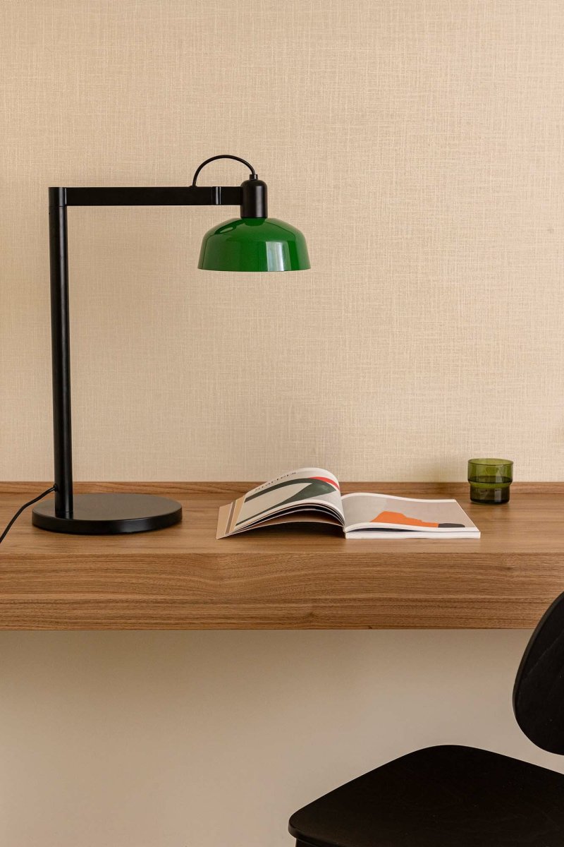 Tatawin 58cm Vert lampe de bureau De Faro Barcelona - Tatawin est une lampe de table &agrave; la structure noire et &agrave; l'abat-jour en m&eacute;tal vert qui diffuse une lumi&egrave;re directionnelle et focalis&eacute;e.