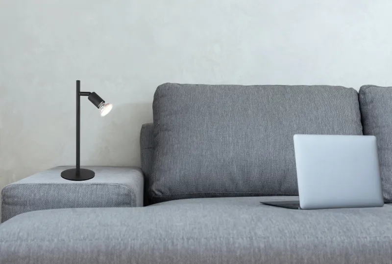 Matrix 30cm Noir lampe de bureau De Globo Lighting - Den runda basen och det raka metallr&ouml;ret i mattsvart ger ett modernt och elegant uttryck.