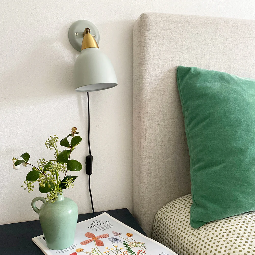 Urban Short Vert clair lampe de lecture De Superliving - L'abat-jour peut &ecirc;tre tourn&eacute; &agrave; 345&deg; pour une flexibilit&eacute; maximale et une lumi&egrave;re parfaite l&agrave; o&ugrave; vous en avez besoin.