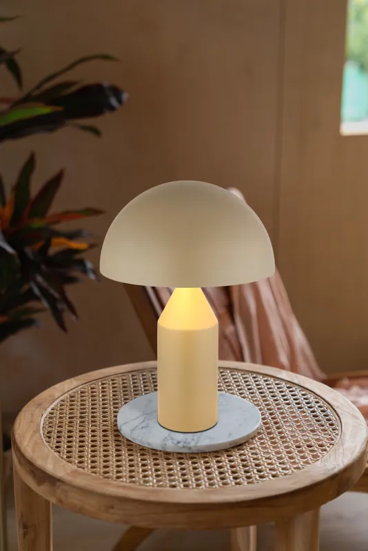 Atoma 40cm Sable lampe de table De Globo Lighting - Sk&auml;rmen i matt, sandf&auml;rg och vitt skapar en harmonisk kontrast och ger en behaglig ljusspridning.