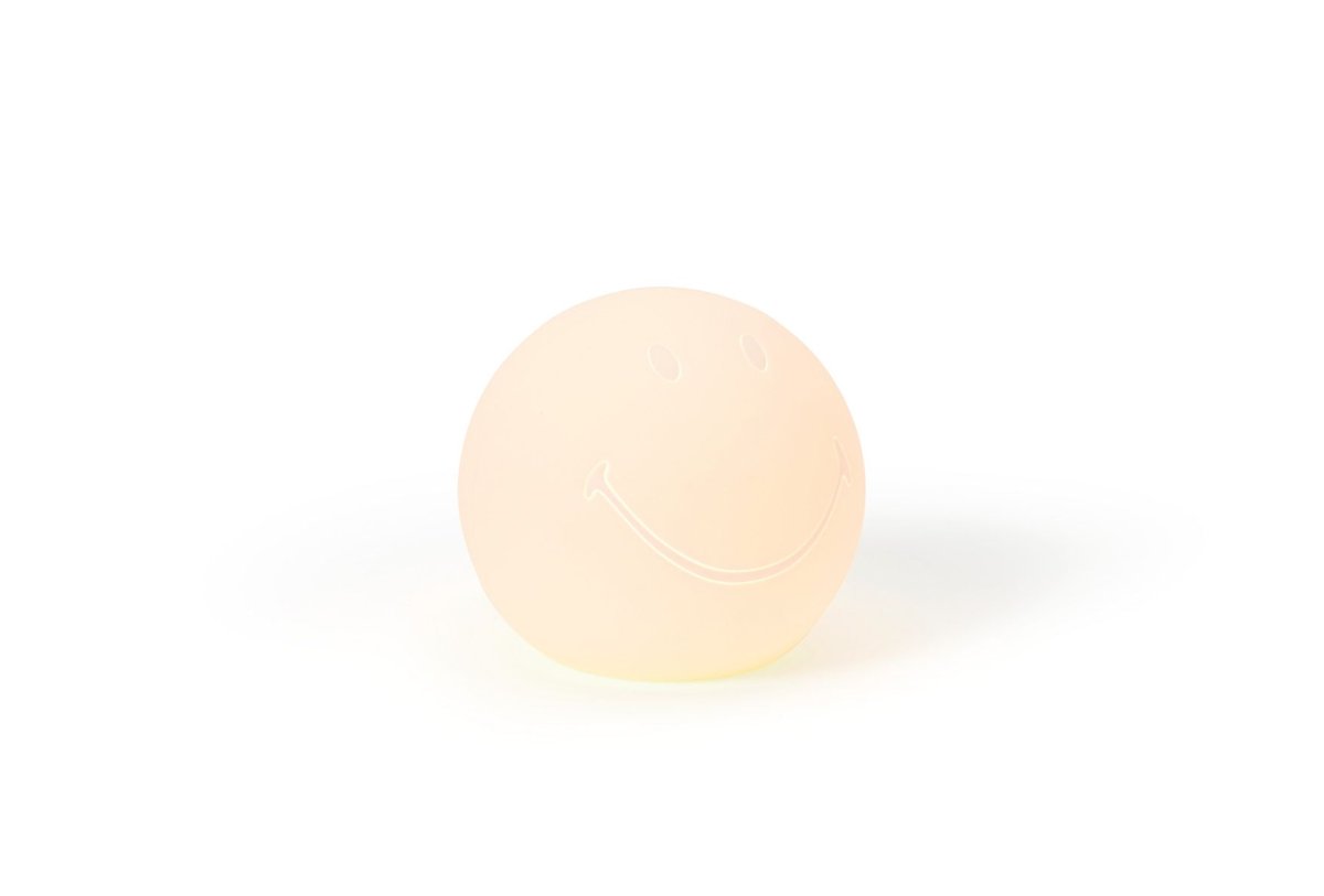 Bundle of Light - Smiley Mini Blanc lampe pour enfant De Mr Maria - Apportez un peu de lumi&egrave;re et de joie dans votre journ&eacute;e et votre maison avec cette charmante lampe souriante.