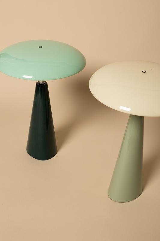 Audrey 33cm vert foncé portable De Eja - Audrey trouve parfaitement sa place sur une table basse, une table de chevet ou un rebord de fenêtre.