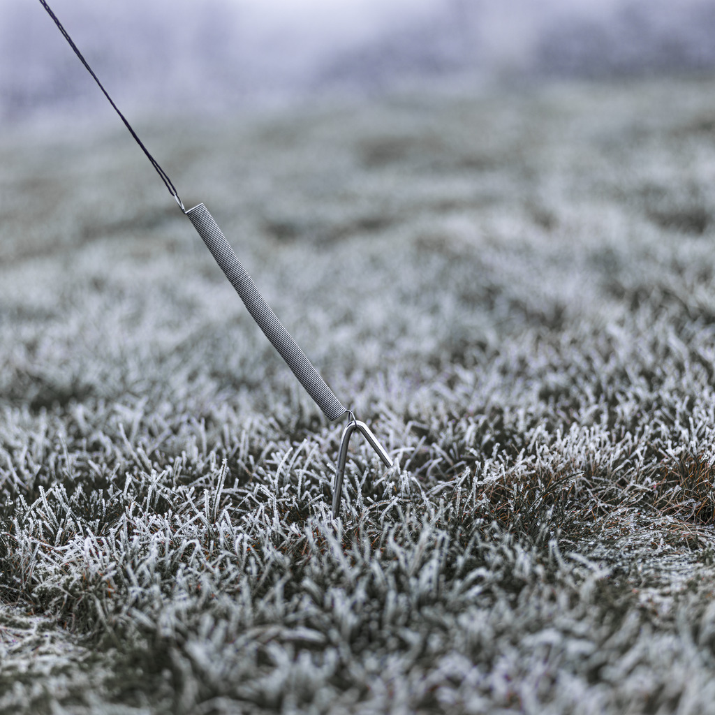 Éclairage Pour Mât De Drapeau Warm White 8m Noir De Konstsmide - Guirlande lumineuse pour mât de drapeau avec 5 boucles et 100 lumières LED blanches chaudes et givrées qui créent une lueur hivernale élégante.