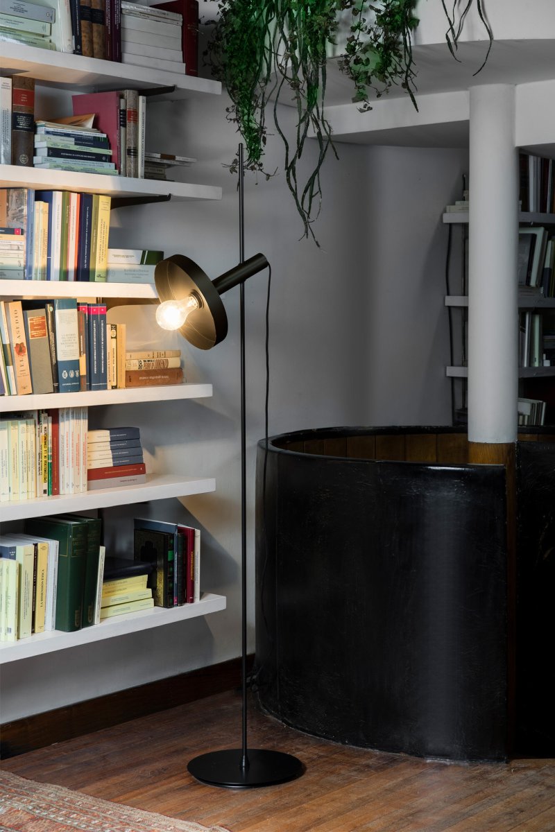 Whizz Noir lampadaire De Faro Barcelona - Id&eacute;al pour un &eacute;clairage d'ambiance dans les salons, les espaces de travail ou les espaces d&eacute;tente.