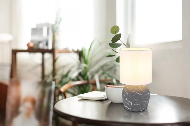 Marble 30cm Gris lampe de table De Globo Lighting - Marble &auml;r b&aring;de en funktionell belysning och en stilfull inredningsdetalj som ger ditt hem en elegant touch.