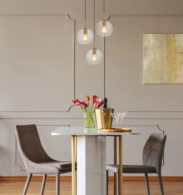 Adara Ø47 Or suspension De Globo Lighting - De tre glasgloberna h&auml;nger i justerbara rep och kan anpassas i h&ouml;jd upp till 1,2 meter, vilket ger flexibilitet i belysningen.