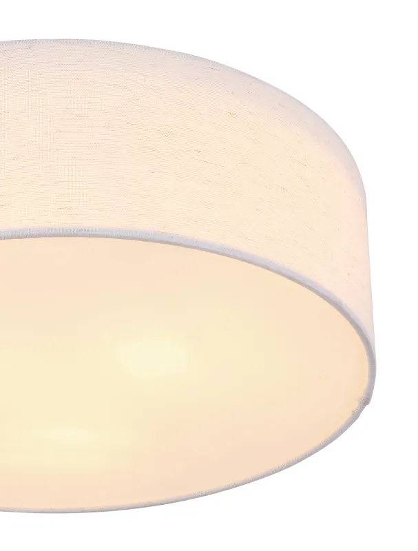 Ava Ø44 Blanc plafonnier De Globo Lighting - Den vackra sk&auml;rmen kl&auml;dd i vackert sandf&auml;rgat textil, vilket g&ouml;r lampan l&auml;tt att kombinera med olika inredningsstilar.