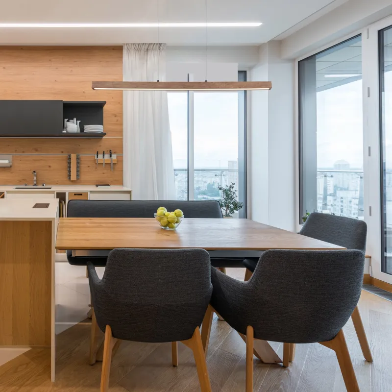 Olivus 115cm Nature suspension De Globo Lighting - Olivus &auml;r en stilren takpendel i elegant, avl&aring;ng form som kombinerar svart metall med m&ouml;rkbrunt tr&auml; och opalplast f&ouml;r en modern och sofistikerad design.
