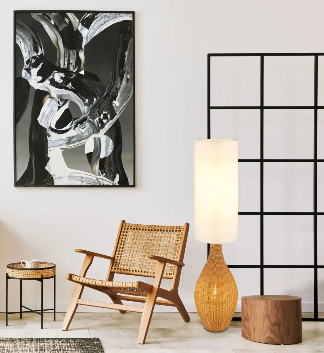 Anko Brun lampadaire De Globo Lighting - Den rundade designen i plast med en dekorativ rottinglook ger en naturlig charm, medan den vita textilsk&auml;rmen sprider ett mjukt och behagligt ljus.