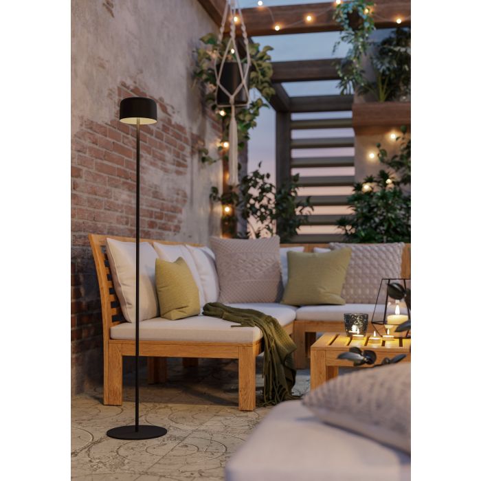 Roccanova 120cm Noir lampe solaire De Eglo - Avec un indice de protection IP44, il est résistant aux intempéries et parfait pour la terrasse ou le balcon.