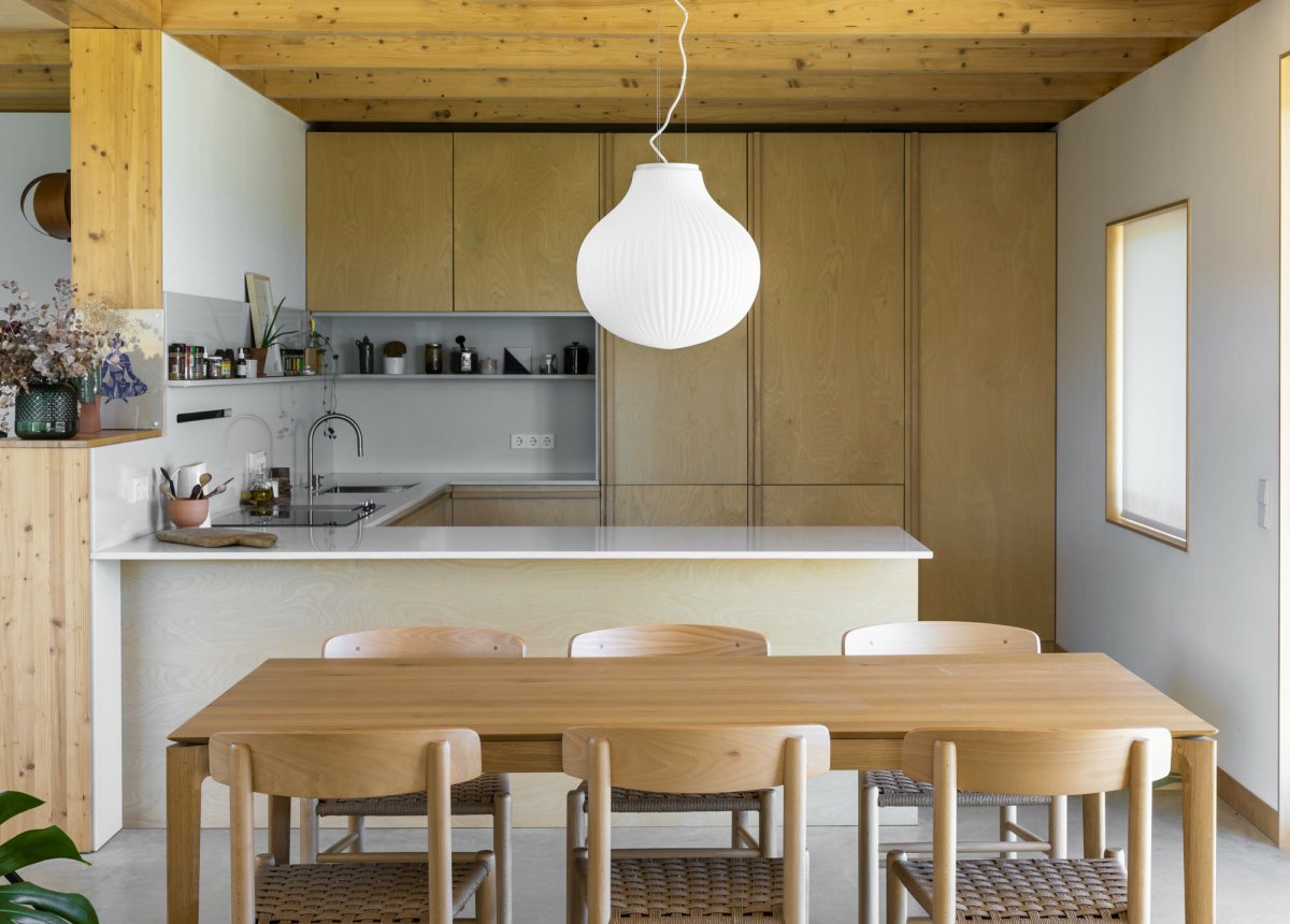 Isabelle Ø40 Blanc suspension De Faro Barcelona - Le verre blanc opalin diffuse une lumi&egrave;re chaude et agr&eacute;able, tandis que sa surface joue avec les ombres, cr&eacute;ant une ambiance vibrante.