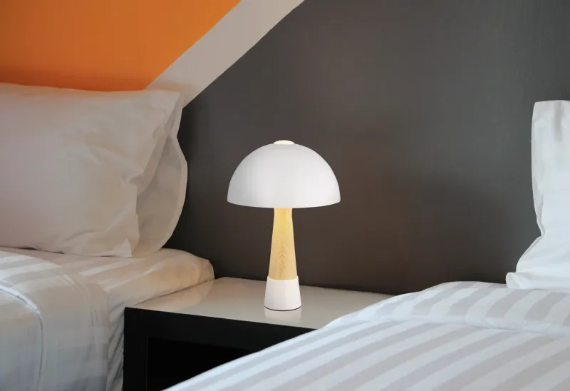 Paulin 36cm Sable lampe de table De Globo Lighting - Den runda kroppen i matt sandf&auml;rgad metall med tr&auml;look ger ett stilfullt och naturligt uttryck samtidigt som den &auml;r h&aring;llbar och l&auml;tt att reng&ouml;ra.