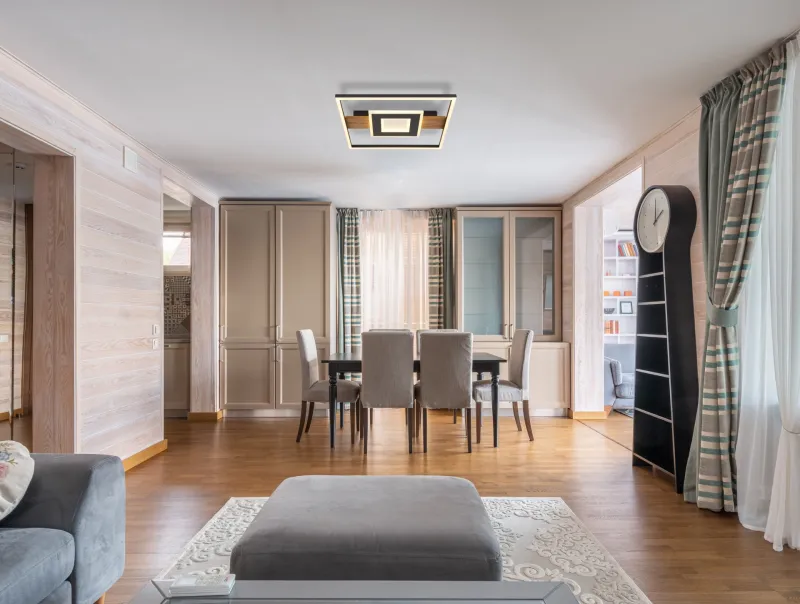 Pikara 38cm Bois plafonnier De Globo Lighting - Lampan &auml;r tillverkad i en stilfull kombination av metall i tr&auml;look och en mattsvart finish, vilket ger den en modern men samtidigt naturlig k&auml;nsla.