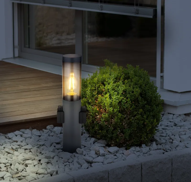 Boston 45cm Anthracite bornes De Globo Lighting - Tillverkad i rostfritt st&aring;l med en r&ouml;kf&auml;rgad plastsk&auml;rm ger den ett mjukt och behagligt ljus.