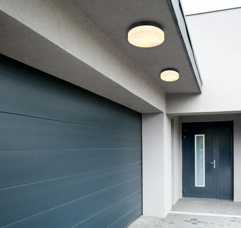 Vranos 24cm Noir De Globo Lighting - Lampan &auml;r tillverkad i aluminium och glas, vilket ger ett tidl&ouml;st och sofistikerat uttryck.