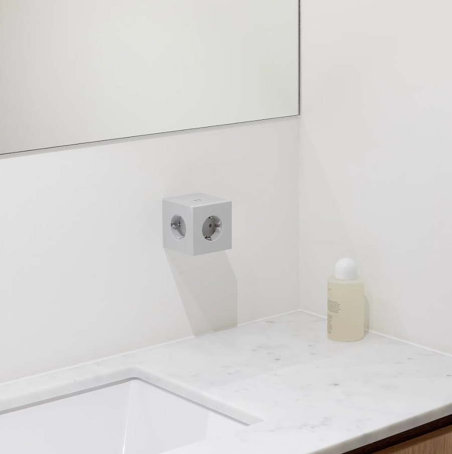 Square 2 Socket extender with 30W Dual USBC Gris De Avolt - Rallonge de prise d'Avolt au design &eacute;l&eacute;gant avec un cube en plastique recycl&eacute; et une plaque magn&eacute;tique sur le fond pour l'accrocher au mur.