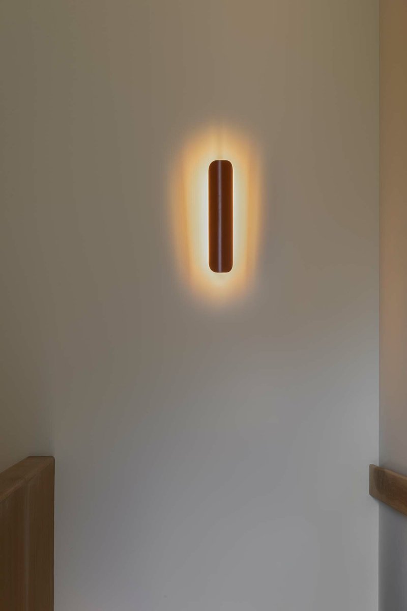 Novo 50cm Terre cuite applique murale De Faro Barcelona - Novo est une applique murale moderne en terre cuite mate alliant &eacute;l&eacute;gance et fonctionnalit&eacute;.