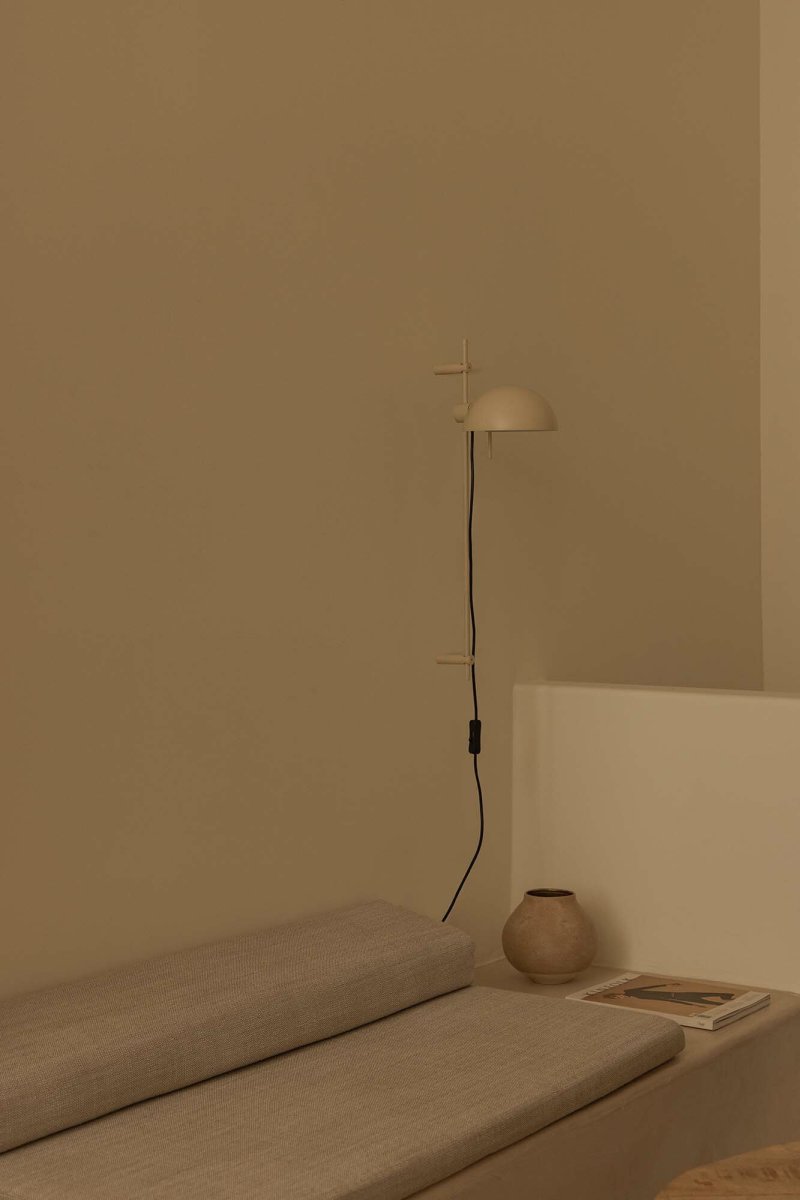 Matilda 60cm Beige applique murale De Faro Barcelona - Matilda est une applique murale beige &agrave; bras mobile, au style g&eacute;om&eacute;trique et minimaliste, qui s'int&egrave;gre parfaitement &agrave; toutes les pi&egrave;ces.