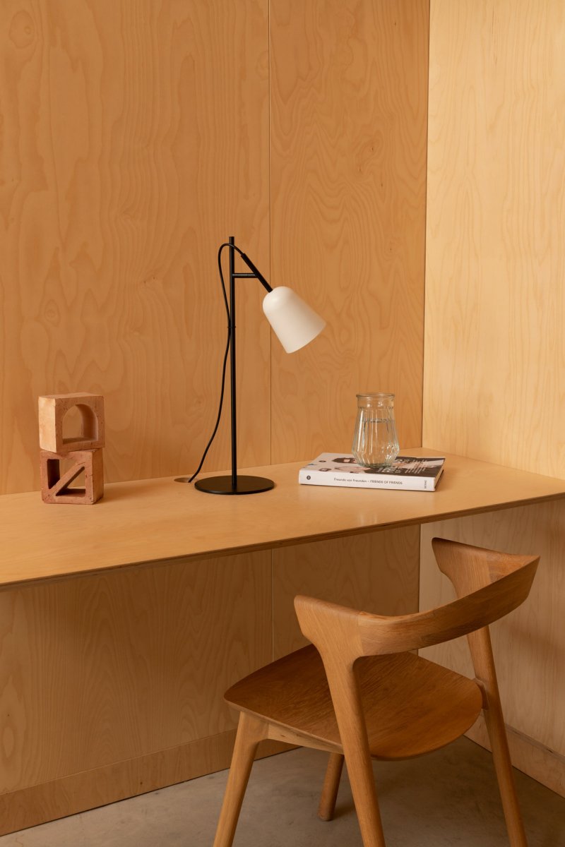 Studio 55cm Blanc lampe de bureau De Faro Barcelona - Son serre-c&acirc;ble d&eacute;coratif en forme de branche lui conf&egrave;re une touche unique et de caract&egrave;re.