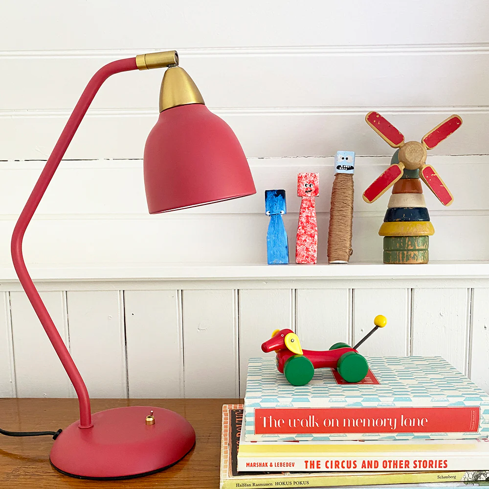 Urban 45cm ROUGE lampe de bureau De Superliving - Embellissez votre lieu de travail avec la lampe de bureau Urban en rouge framboise mat &eacute;l&eacute;gant avec des d&eacute;tails en laiton.