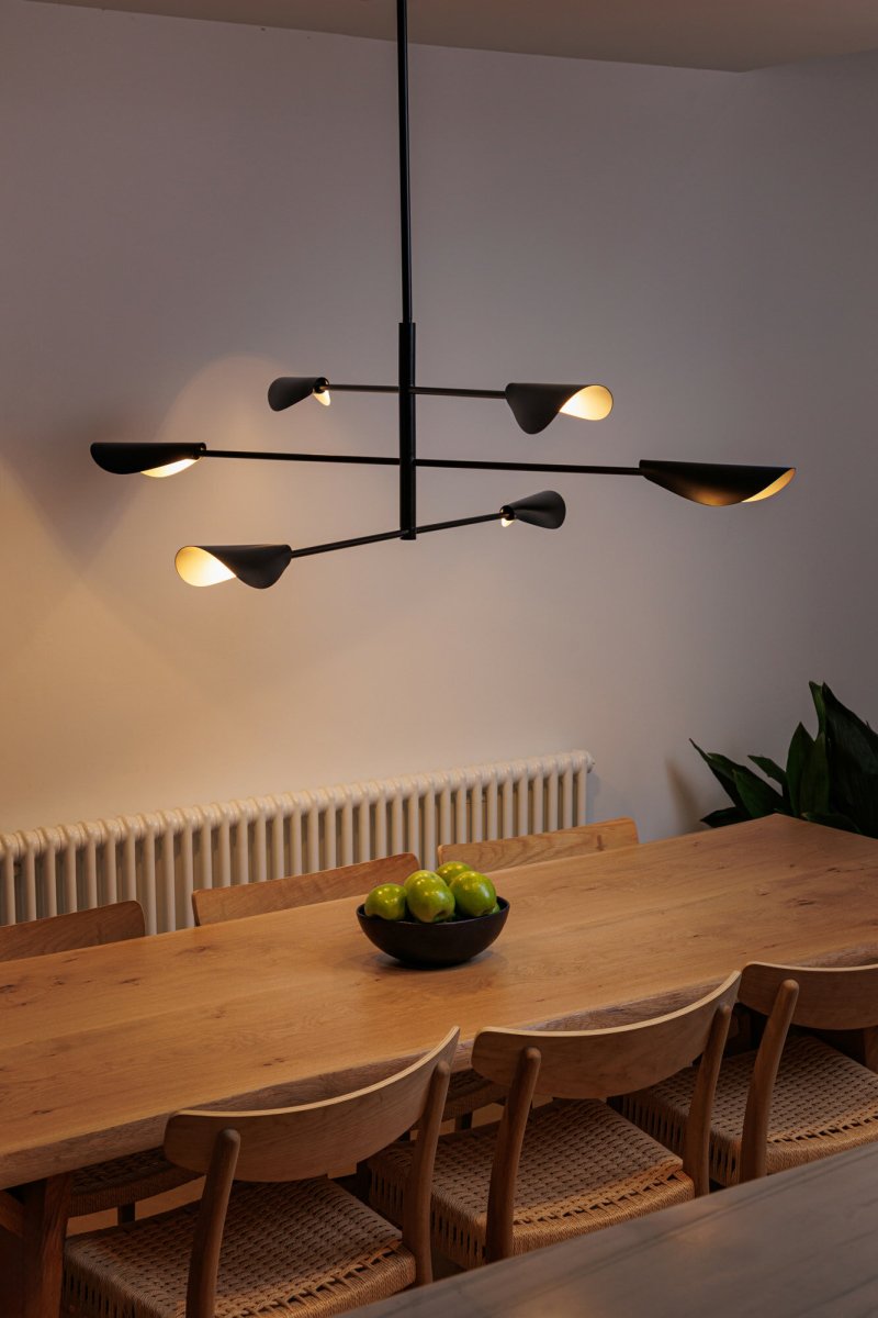 Liggera Ø137 Noir suspension De Faro Barcelona - Son expression lumineuse la rend polyvalente et s'int&egrave;gre facilement &agrave; divers environnements, des cuisines modernes aux espaces de vie ou de bureau paisibles.