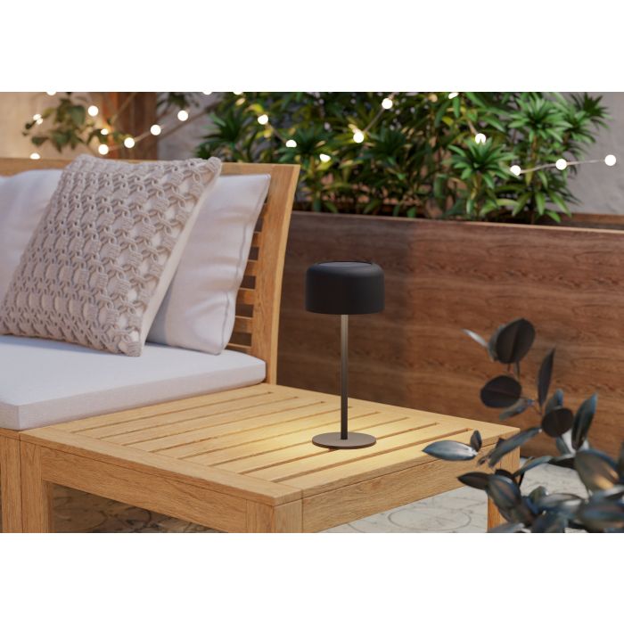 Roccanova 30cm Noir lampe solaire De Eglo - Roccanova est une lampe de table élégante à énergie solaire qui allie forme et fonction pour une utilisation intérieure et extérieure.