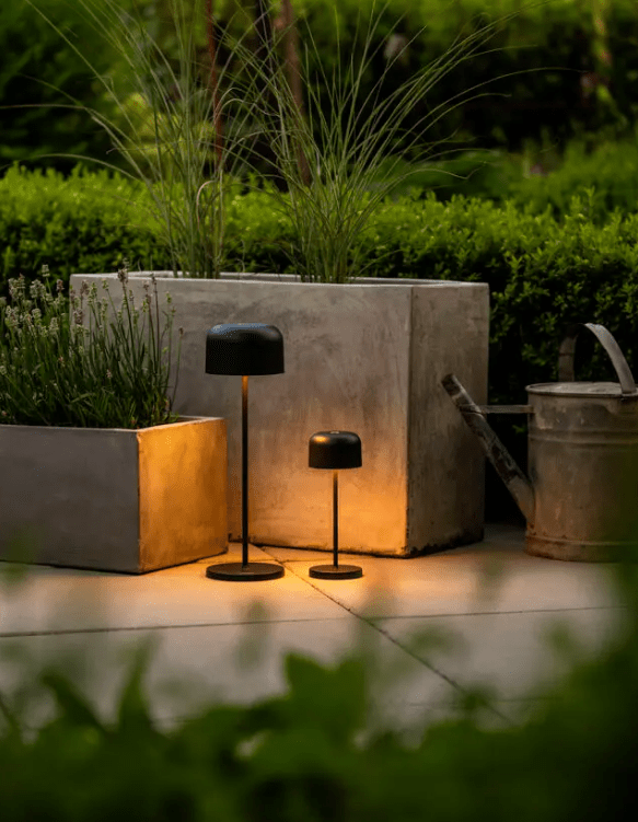 Lille 36cm Noir portable De Konstsmide - La lampe est &eacute;quip&eacute;e d'un variateur tactile pour que vous puissiez r&eacute;gler la luminosit&eacute; et la temp&eacute;rature de couleur du jaune chaud au blanc chaud.