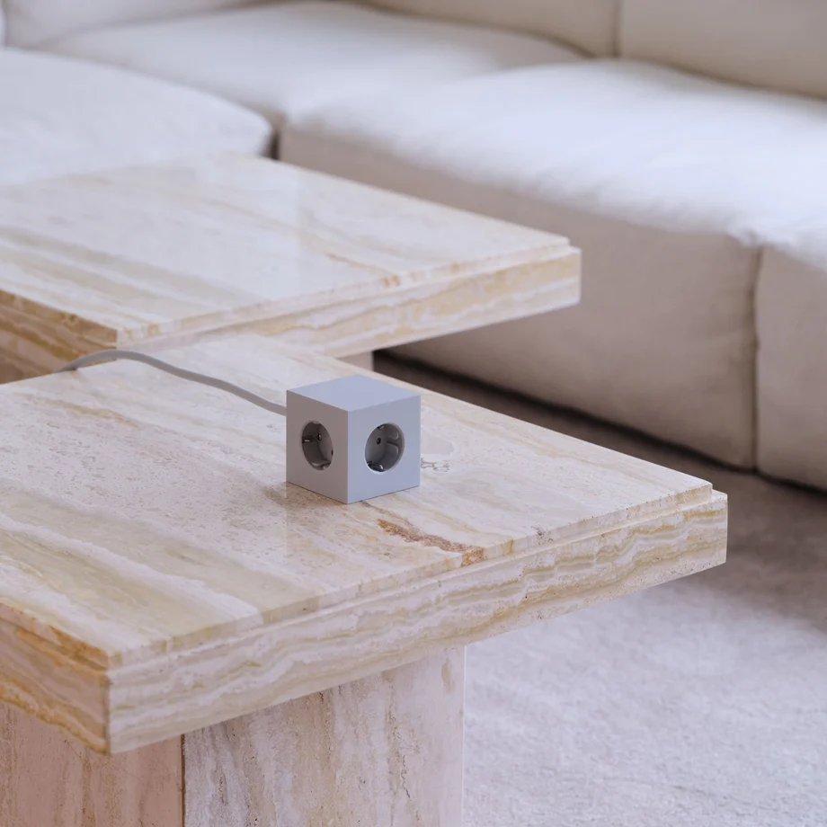 Square 1 with 30W Dual USBC & Magnetic base, 3m Gris De Avolt - Multiprise au design &eacute;l&eacute;gant d'Avolt avec un long c&acirc;ble en PVC, un cube en plastique recycl&eacute; et une plaque magn&eacute;tique sur le fond pour l'accrocher au mur.